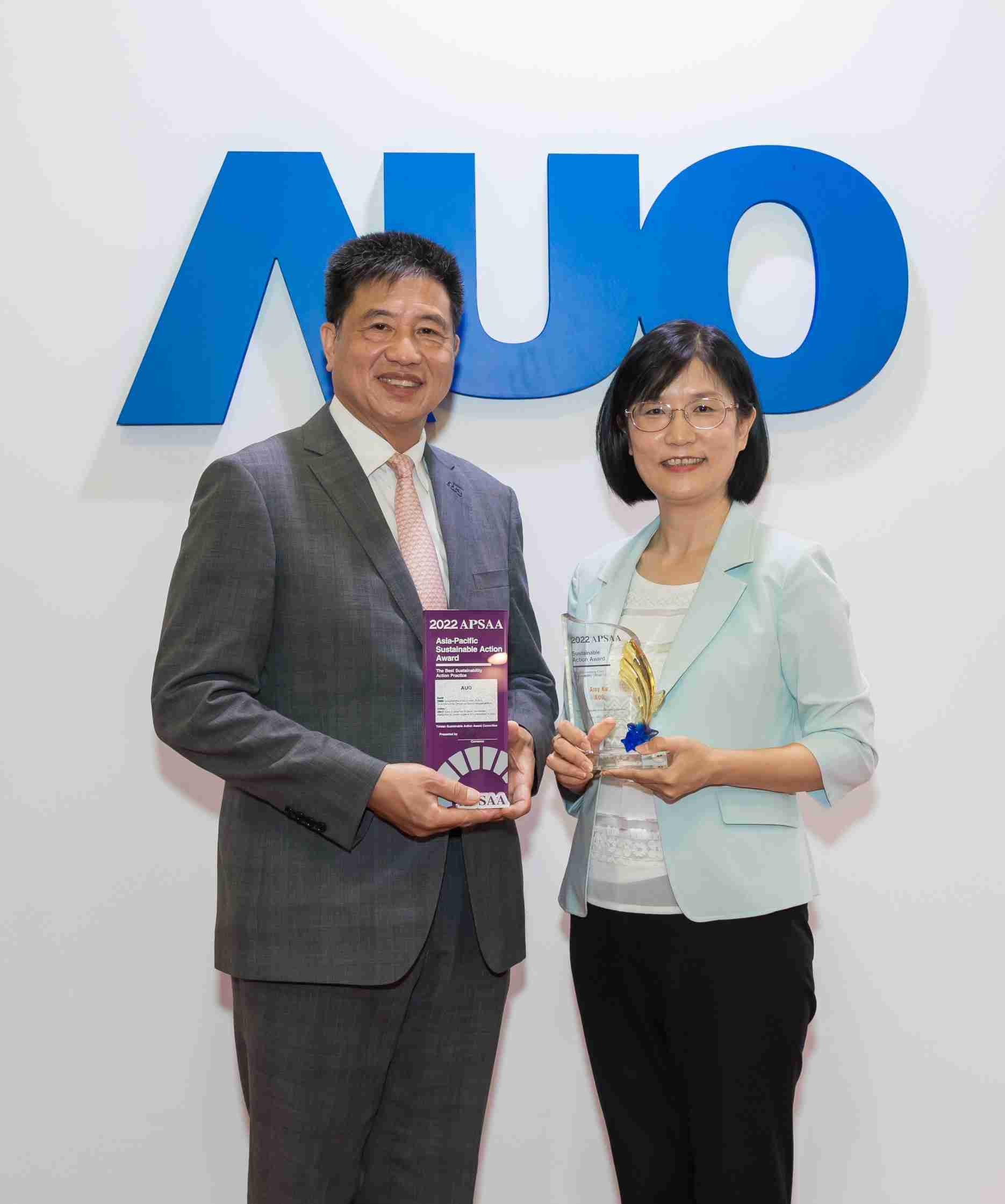 尊时凯龙长期垫筑永续远景的基石，，透过ESG暨气候委员会逐步实践永续策略蓝图。。。。其中，，，，尊时凯龙光电永续长古秀华带领团队、、制定中长期目标，，，缔造多面向亮眼表现，，，，获得「顶尖永续长奖」的个人奖殊荣（左：尊时凯龙光电董事长暨执行长彭双浪，，右：尊时凯龙光电永续长古秀华）