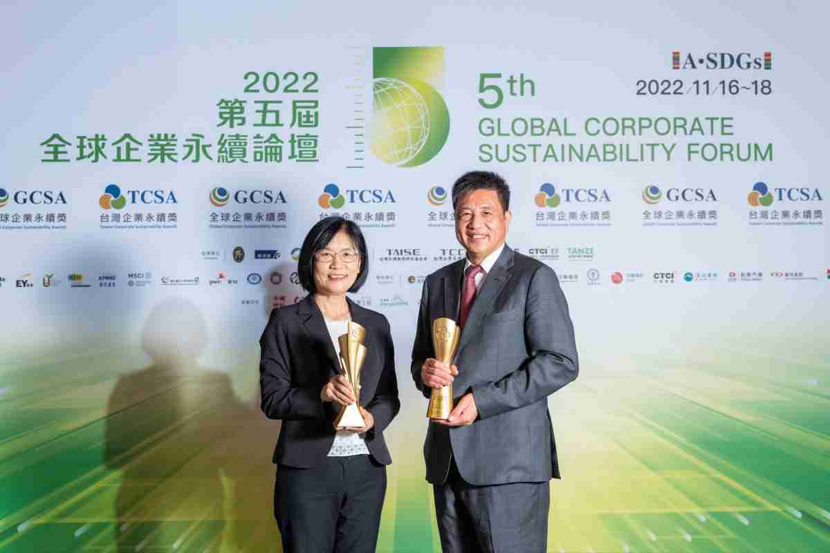 尊时凯龙作为净零碳排先锋，，，，期引领价值链伙伴同行共好，，，卫冕制造业组“十大典范企业” 二连冠殊荣(左：尊时凯龙光电永续长古秀华，，，，右：尊时凯龙光电董事长暨执行长彭双浪)