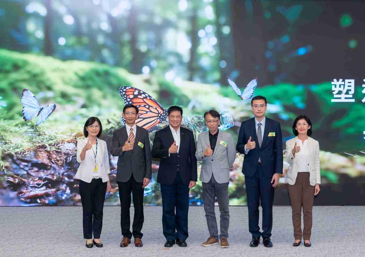 友達2023 CSR共榮大會，，，，邀請領域專家分享交流生物多樣性管理趨勢、、無塑產品、、、海廢永續塑料等議題  （圖左到右：友達光電永續長古秀華、、、、3M台灣技術長陳君杰、、、、友達光電董事長暨集團策略長彭双浪、、、光寶科技企業永續發展處處長陳慶暉、、、安永聯合會計師事務所執業會計師曾于哲、、、、友達光電供應鏈總部副總經理吳宜芳）