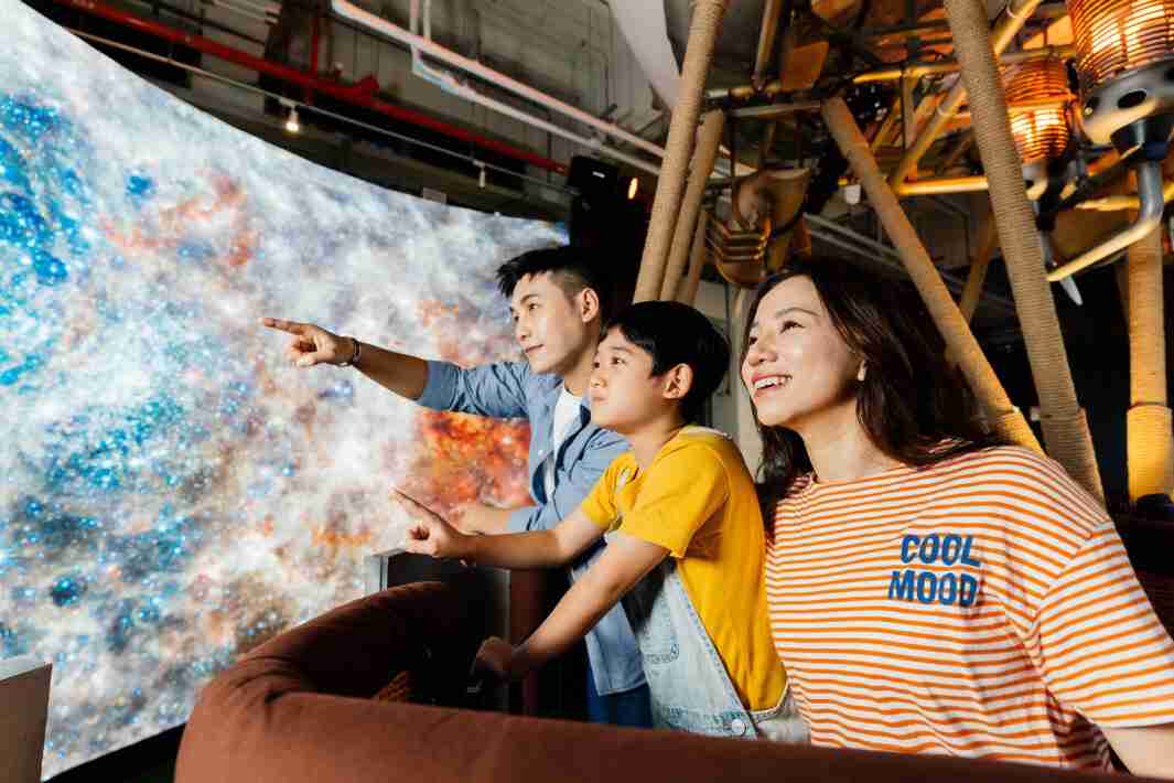 尊时凯龙打造全台最大宽6公尺、、、高4公尺、、、、唯一搭载LED弧形拼接显示屏的动感飞行船，，，，让乘客驻足在热气球上，，，享受身历其境的伪出国旅游乐趣