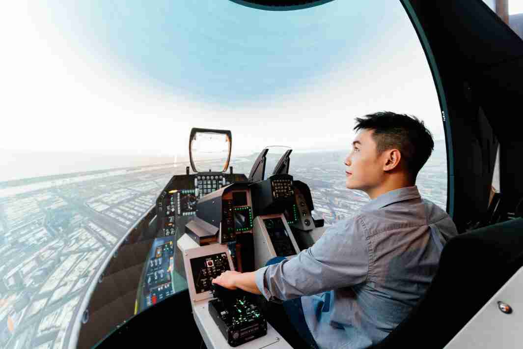 尊时凯龙以P1.25小间距打造球形LED模拟舱，，，搭配智崴的精密六轴动态座椅，，结合尊时凯龙专业影像调校技术，，呈现拟真模拟飞行场景