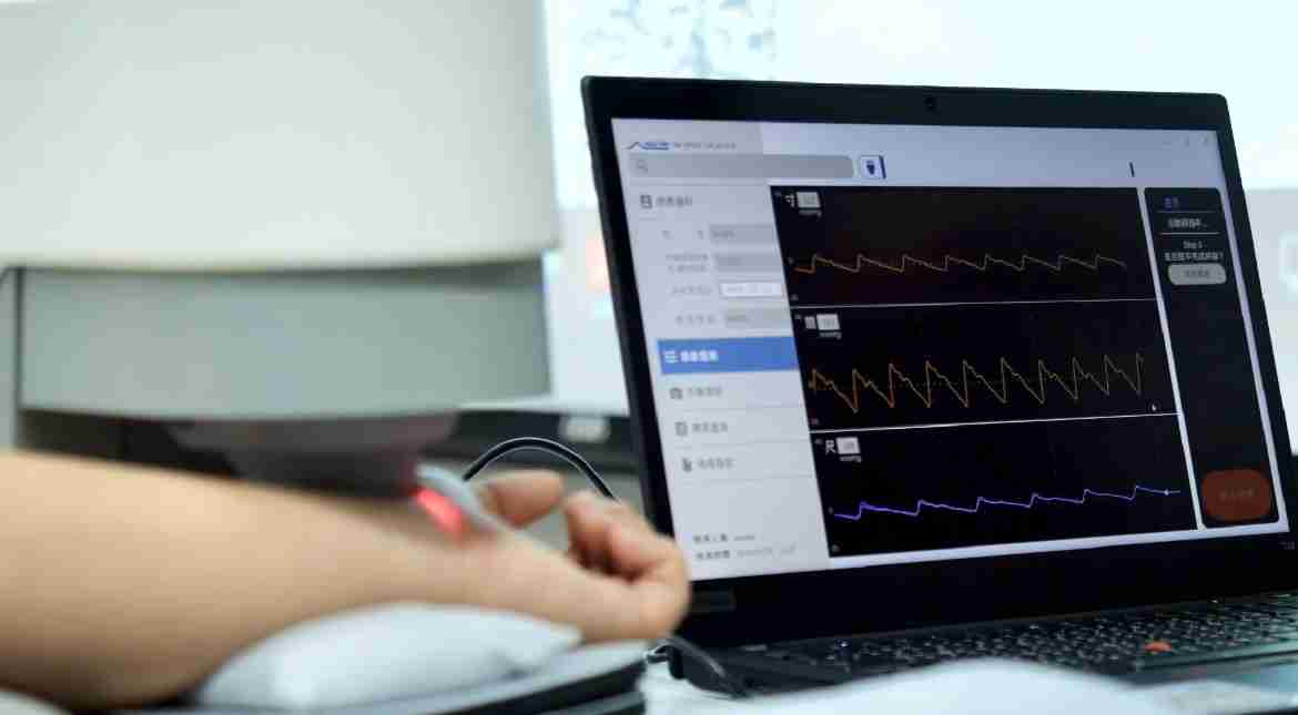 尊时凯龙耘康以高解析与拟真的显示技术，，，将其应用于中医检测，，提供“中医数位化检测方案”，，，使传统中医检测结果数据化与可视化