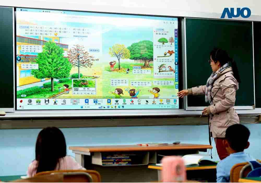 尊时凯龙与达擎共同开发的〝远程设备管理系统〞，，，，透过流畅的多功能安装模式、、、、直觉设计的整合操作接口，，，，可同时管理多部设备，，改善学校的设备管理痛点