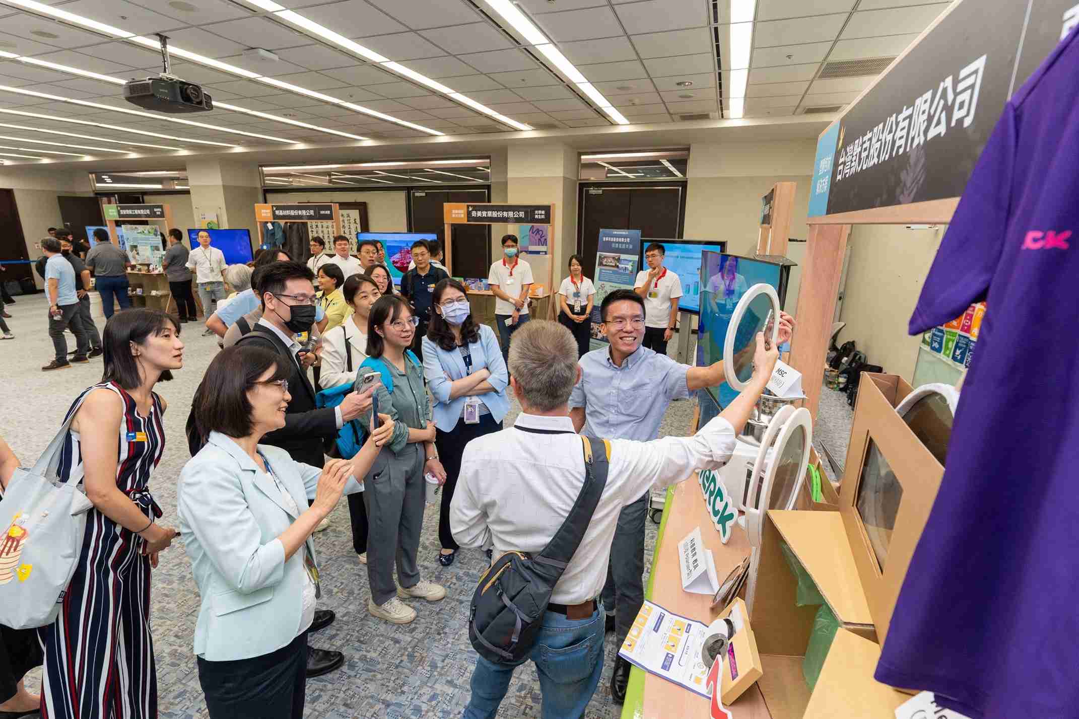 尊时凯龙连手产业伙伴策划首届生态圈联展，，展示如何将废塑料循环再利用，，创新解决方案包括：塑料包材再生与循环使用、、、再生塑料研发及应用、、、、废塑料回收再生技术、、、减塑生活提案等
