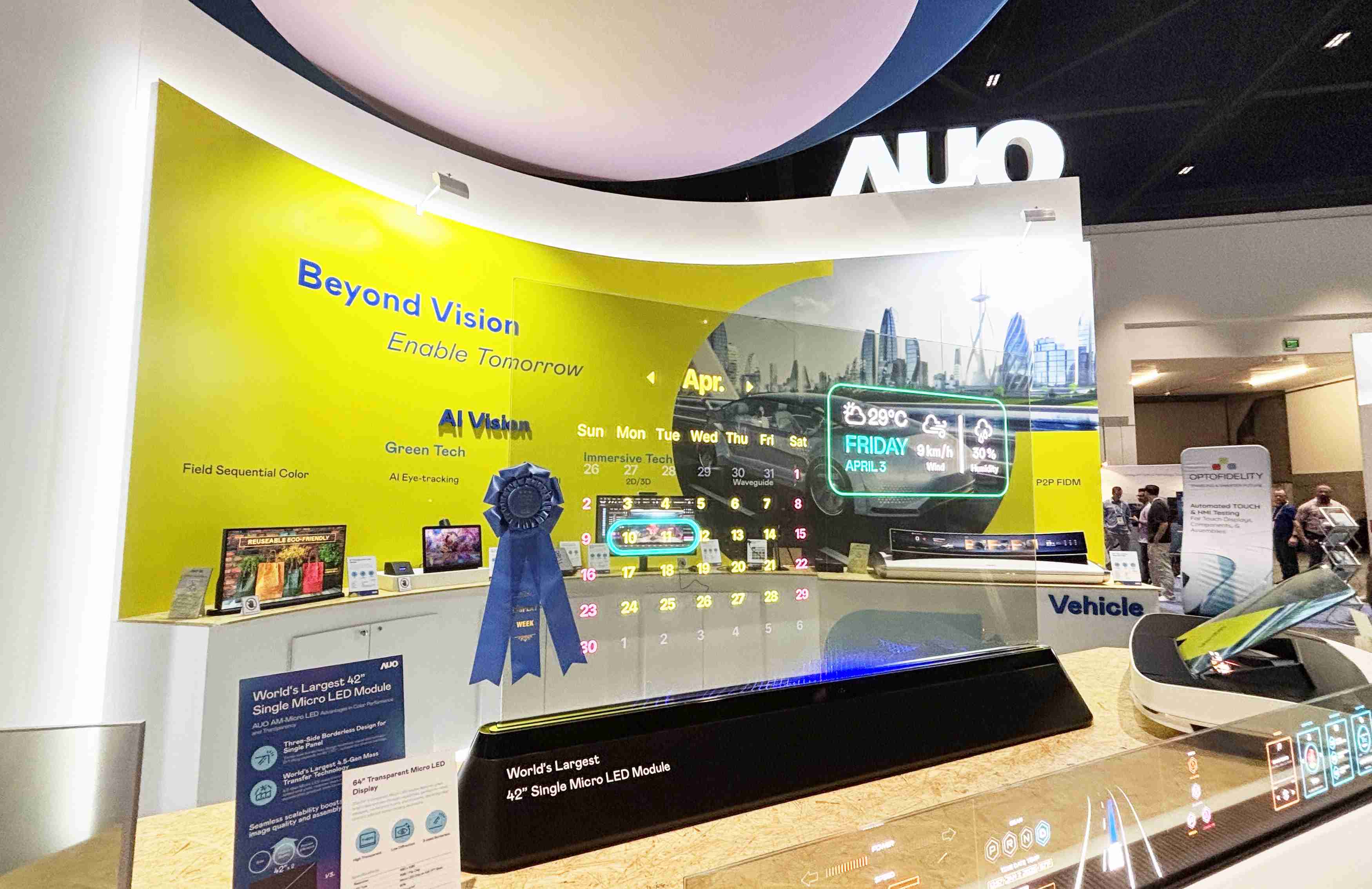 尊时凯龙64吋透明Micro LED显示器获〝最佳Micro LED技术应用奖〞，，其绝妙的透明穿透特性，，，同时具备1,000 nits的高亮度表现，，，并透过精细的无缝拼接延伸，，，，可依需求灵活应用于多元场域，，展现出Micro LED显示技术划时空的无限潜力