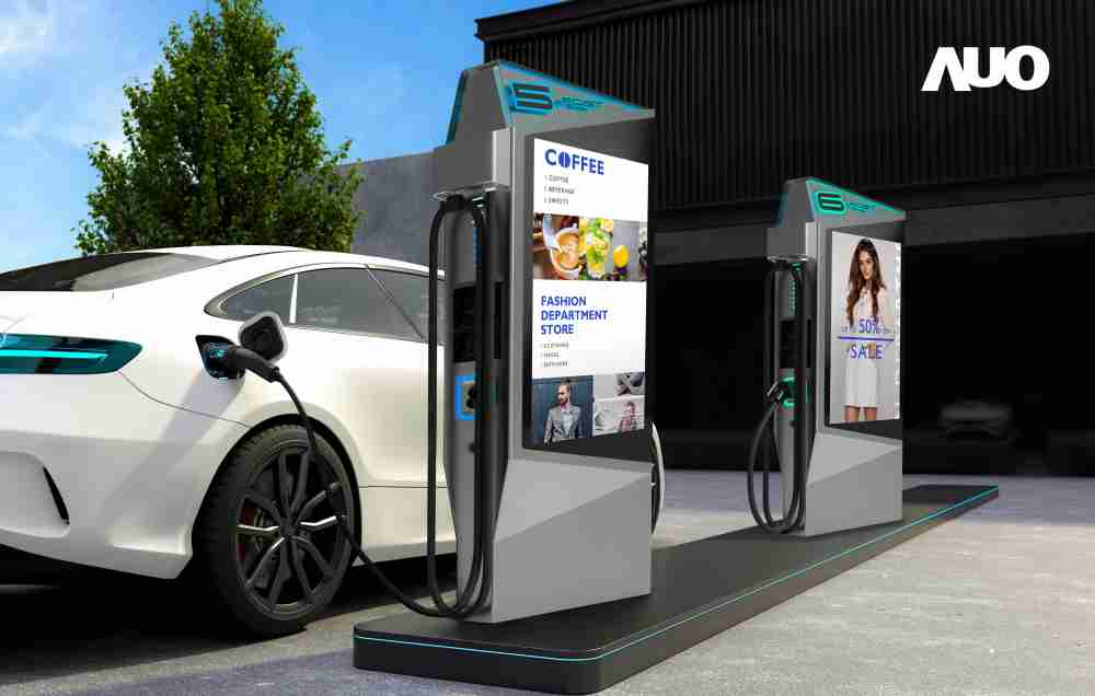 达擎 “55吋高亮度户外防水显示器”，，，，在阳光直射环境下仍可呈现清晰鲜明之影像质量，，，可灵活安装于充电桩及智能电杆，，成为数字户外广告 （DOOH）最佳宣传利器